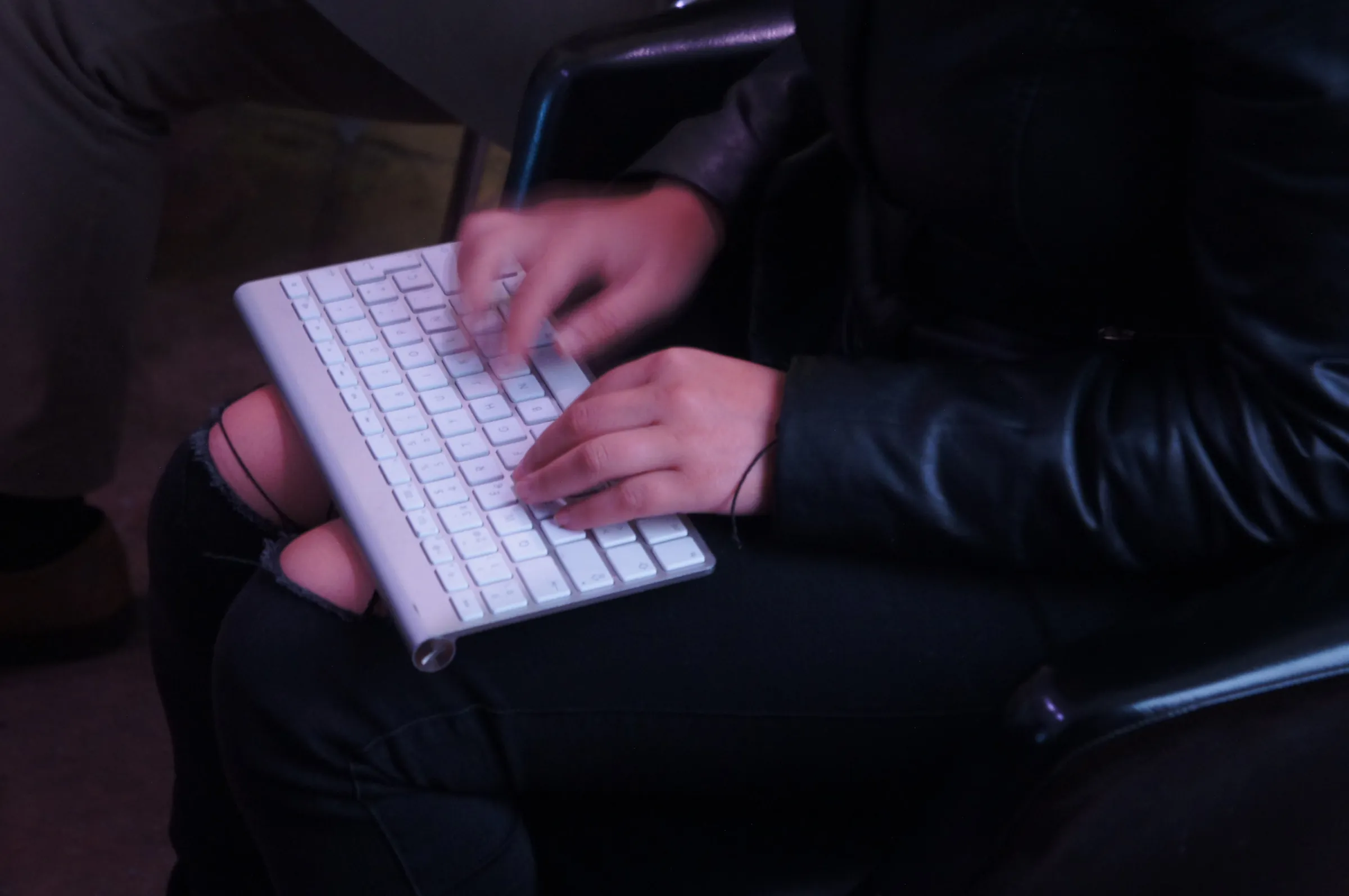 Hands on a keyboard during a live writing session, Galería de Arte Mutuo, Barcelona