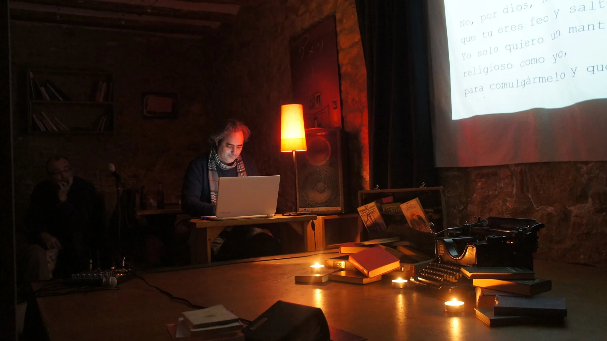 Marcos Xalabarder writing live at a laptop, with the text projected on the wall, Club Cronopios, Barcelona