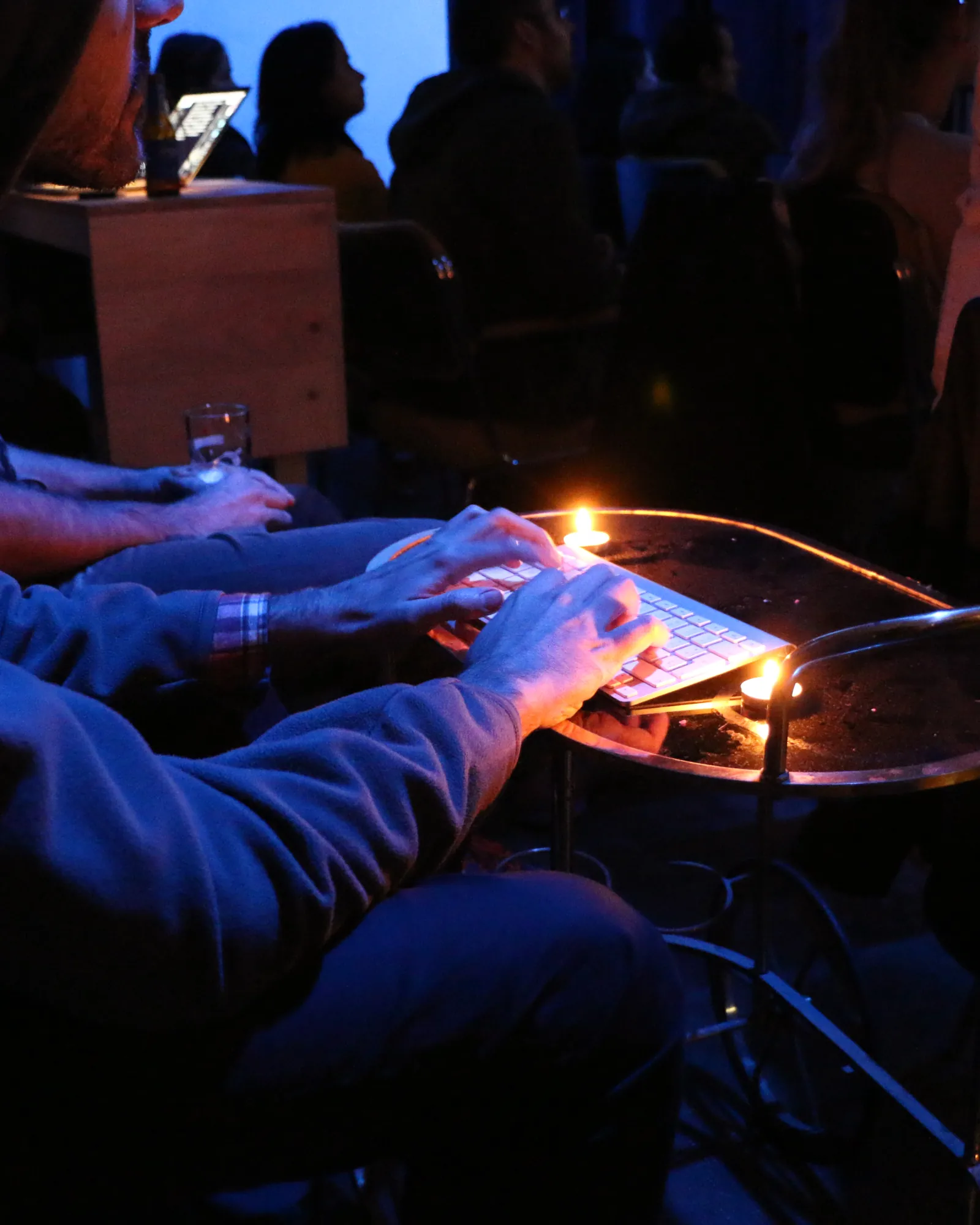 Hands on a keyboard during a session at Galería de Arte Mutuo, Barcelona, 2015